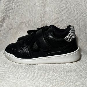 Vince Camuto Womens low top 
Sargita Fashion Sneaker Leather / snake Lifestye